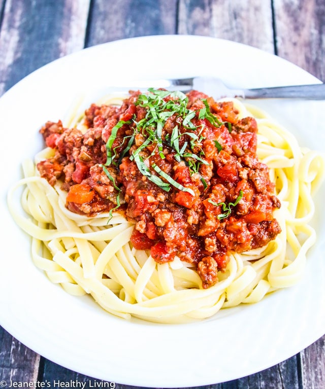 Slow Cooker Turkey Bolognese Pasta Sauce - easy, delicious and freezes well - great for busy weekdays!