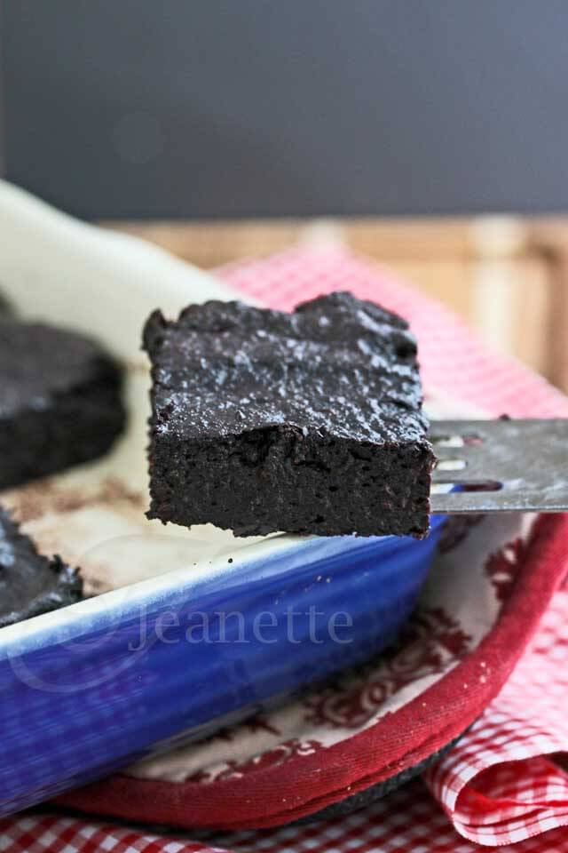 Quinoa Fudge Brownies © Jeanette's Healthy Living
