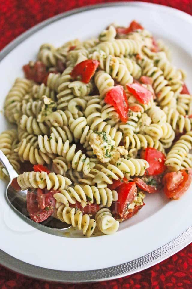 Fresh Tomato Mozzarella Pesto Pasta Salad © Jeanette's Healthy Living