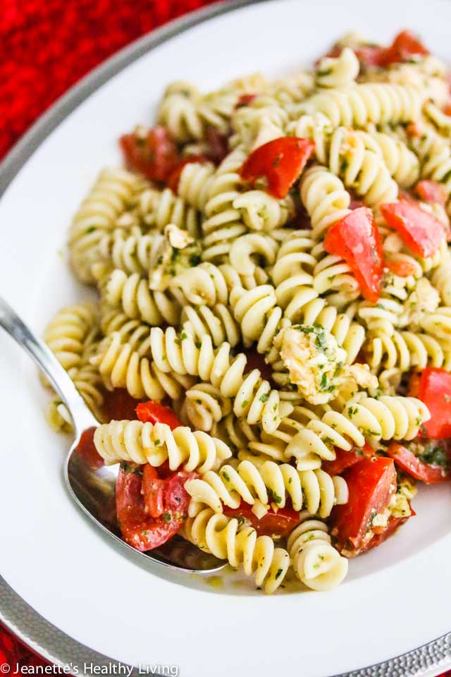 Tomato Mozzarella Pesto Pasta Salad - simple, fresh and healthy pasta salad, perfect for barbecues an picnics