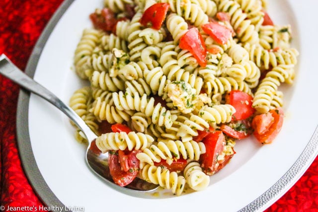 Tomato Mozzarella Pesto Pasta Salad - simple, fresh and healthy pasta salad, perfect for barbecues an picnics