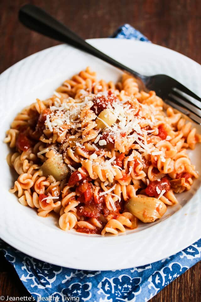 Garlic lovers - you have to try this Roasted Garlic Tomato Pasta Sauce - mellow roasted garlic adds a punch to the sauce!