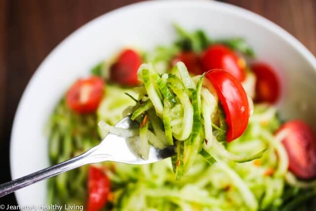 Sweet and Spicy Spiralized Cucumber Tomato Arugula Salad - this simple salad is refreshing, light and delicious!