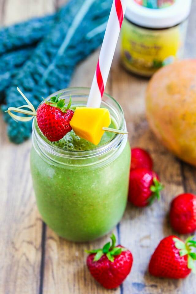 Balancing Maca Green Smoothie - this green smoothie is hormone balancing and a good source of protein and fiber for women 40+ ~ https://jeanetteshealthyliving.com